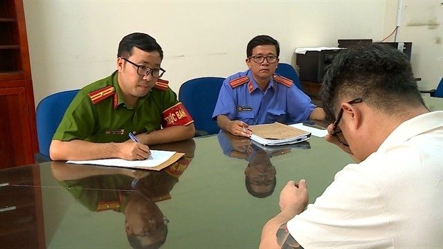 베트남 호찌민시 경찰이 취업 사기로 한국인 3명을 유인, 감금한 중국인 주범 뤄성화(오른쪽)를 심문하고 있다. 2025.08.26[베트남뉴스 홈페이지 캡처. 재판매 및 DB 금지]