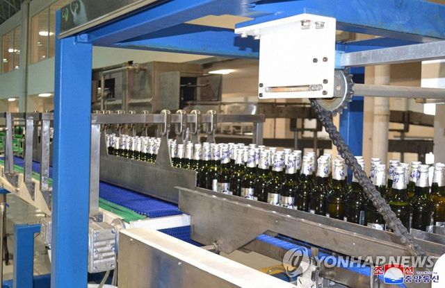 북한의 '두만강 맥주' 생산라인