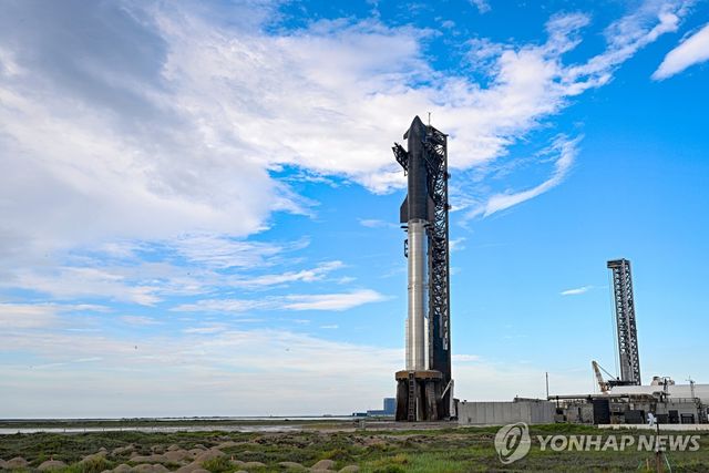 25일(현지시간) 미 텍사스주 스타베이스 발사대에 세워진 스타십