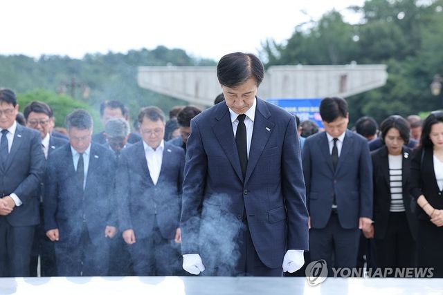 국립5·18민주묘지 찾은 조국