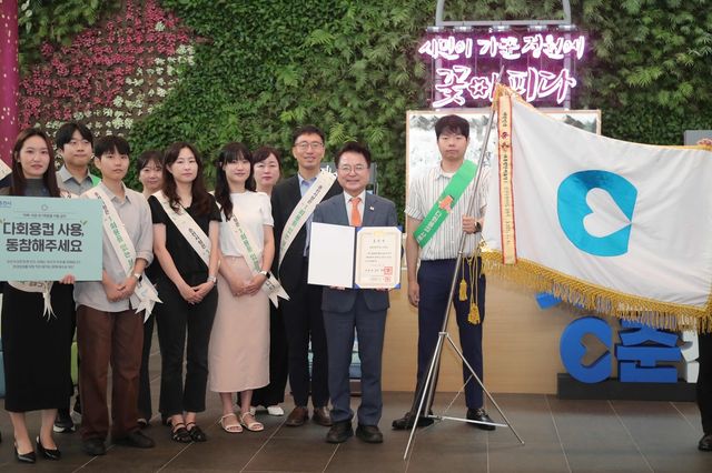 육동한 춘천시장과 직원들, 대통령 표창 기념촬영