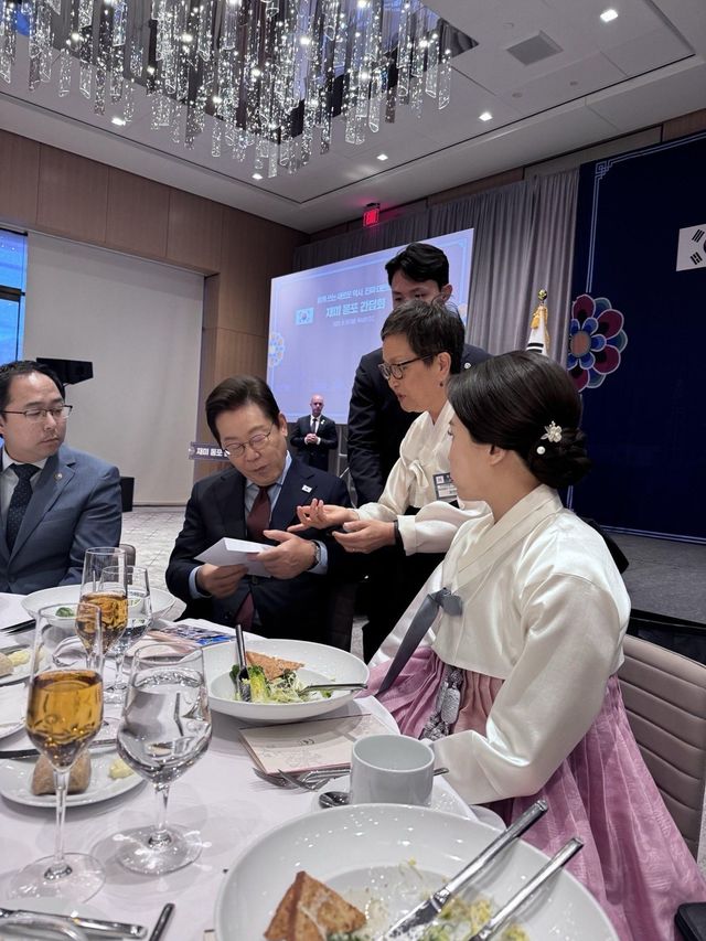 이재명 대통령에게 편지 전달하는 한인단체 관계자