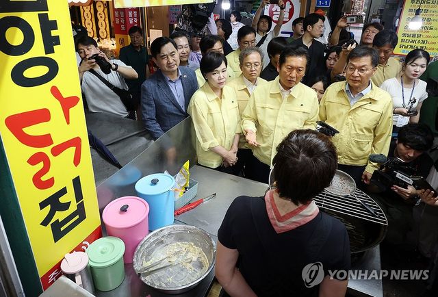 강릉 상인 가뭄 어려움 듣는 정청래 대표