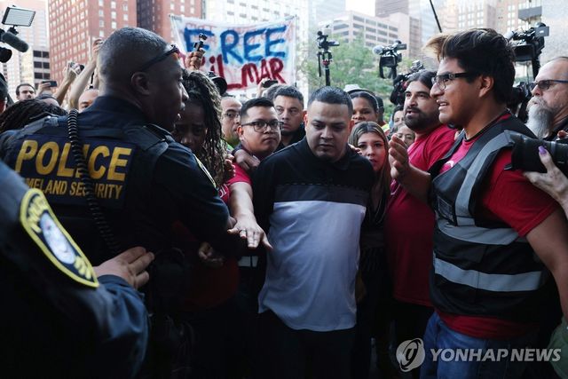 킬마르 아브레고 가르시아가 25일(현지시간) ICE에 출석하는 모습