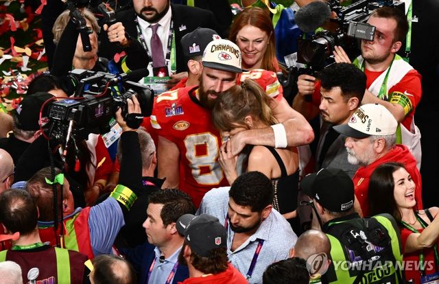 지난해 2월 NFL 슈퍼볼 경기 후 포옹하는 스위프트와 켈시