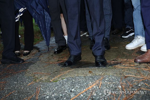 전두환 비석 밟는 조국