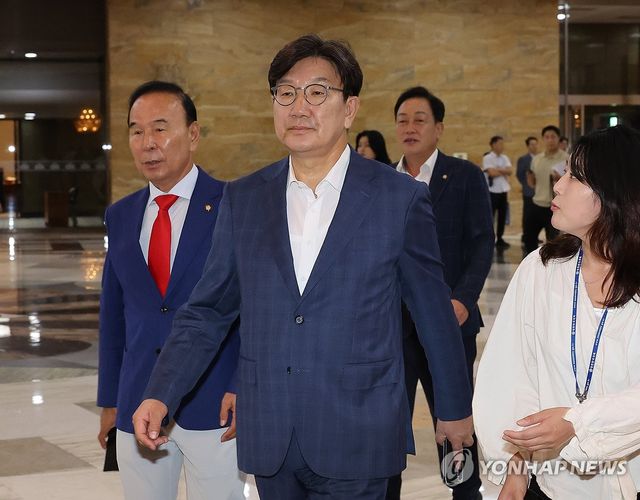 본회의장 입장하는 권성동 의원