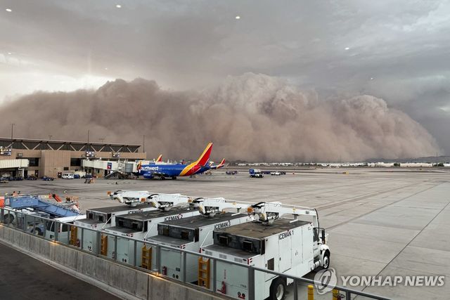 지난 25일 미 애리조나주 피닉스 스카이하버 국제공항에 덮친 모래폭풍 