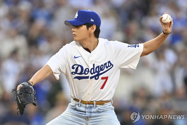 LA다저스 홈경기서 시구하는 뷔