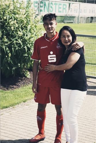 옌스 카스트로프와 모친 안수연씨