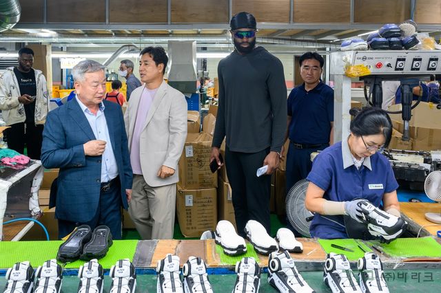 부산 사상구 신발공장 찾은 제일런 브라운