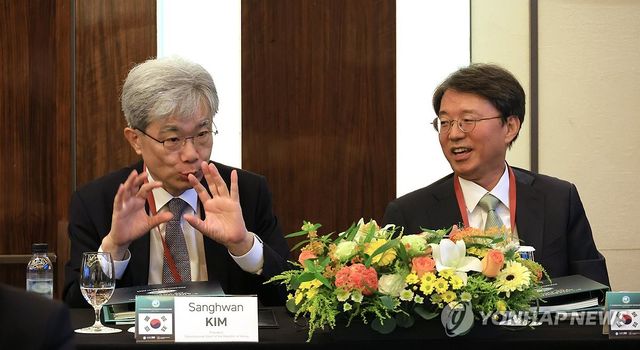 대화하는 김상환 헌재소장과 김정원 사무처장