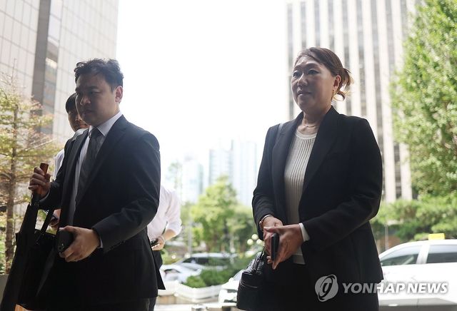 '이준석 여론조사비 대납의혹' 참고인 조사 출석한 강혜경씨