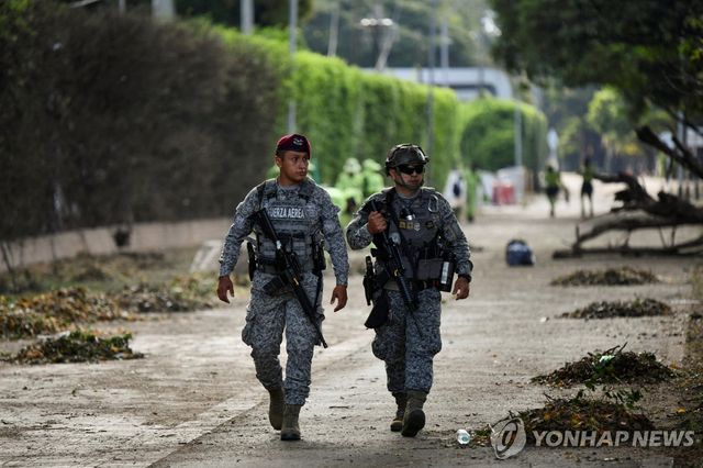 폭탄 테러 현장 주변 순찰하는 콜롬비아 장병들