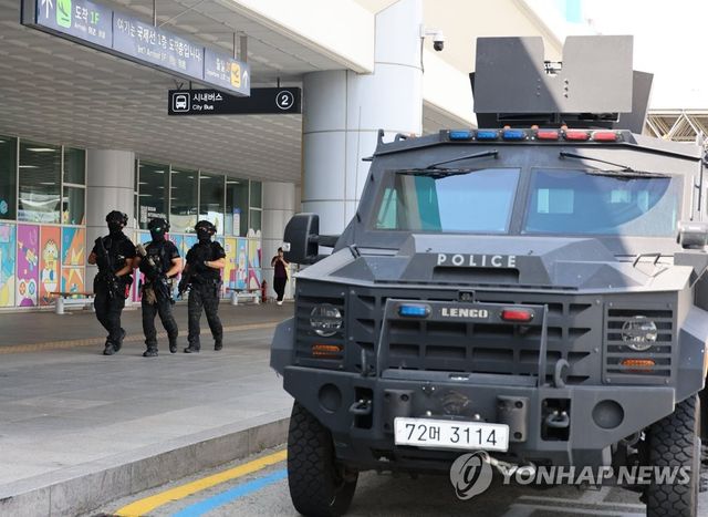 폭탄테러 예고에 공항에도 장갑차
