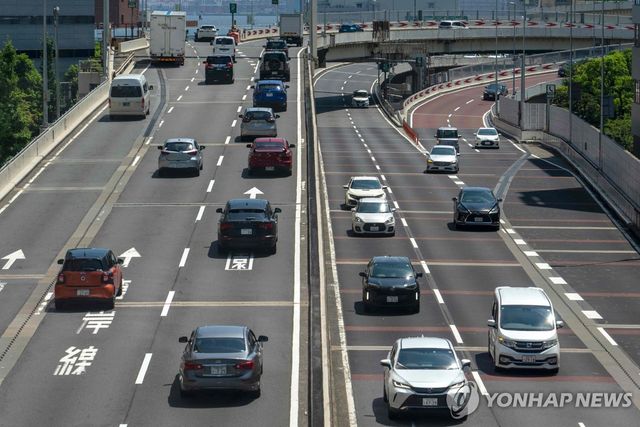 일본 도로 달리는 자동차들