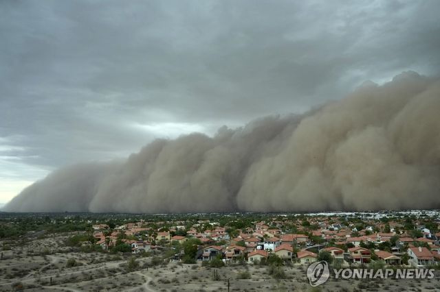지난 25일 거대한 모래폭풍이 덮친 미 애리조나주 피닉스 