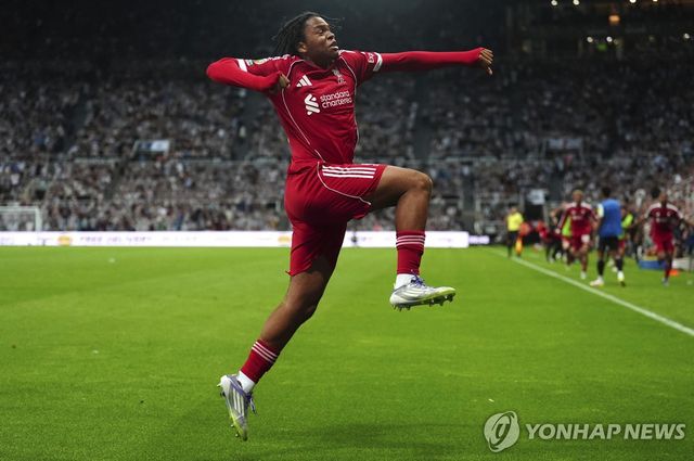 골세리머니를 펼치는 리오 은구모하