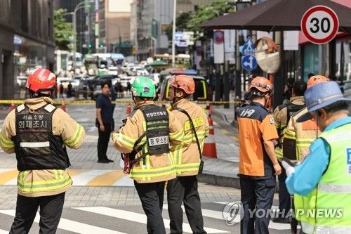 명동 신세계백화점 폭파 협박글에 소방 대원 출동