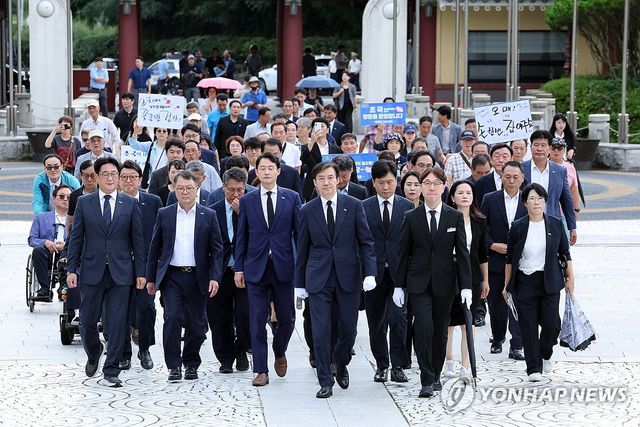 국립5·18민주묘지 찾은 조국