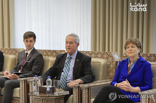시리아 방문한 조 윌슨 공화당 하원의원(가운데)과 진 섀힌 민주당 상원의원(오른쪽)