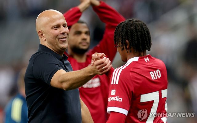 리오 은구모하와 악수하는 아르네 슬롯 감독