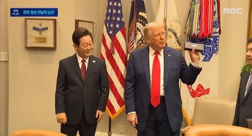 이 대통령에게서 펜 선물 받은 트럼프 대통령