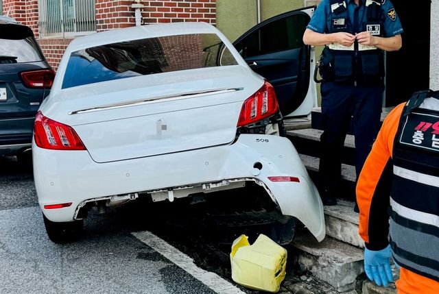 건물로 돌진한 승용차