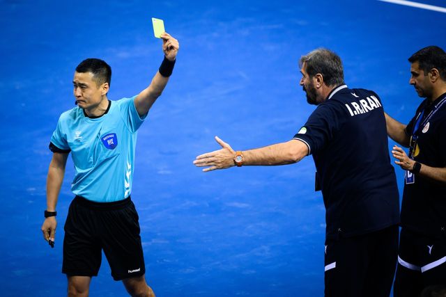 국제심판 시절 옐로카드를 내보이는 이석 차장(왼쪽)