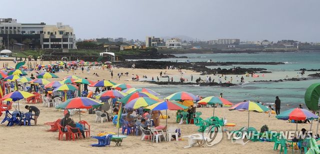 소나기에도 붐비는 제주 해수욕장