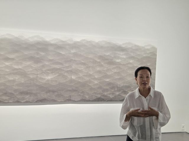 작품 설명하는 김민정 작가