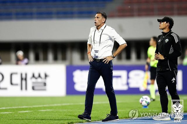 작전지시 하는 거스 포옛 전북 감독