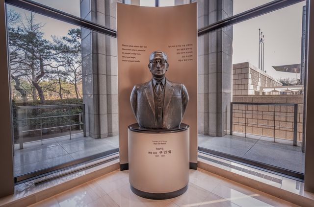 LG트윈타워에 세워진 LG그룹 구인회 창업회장 흉상