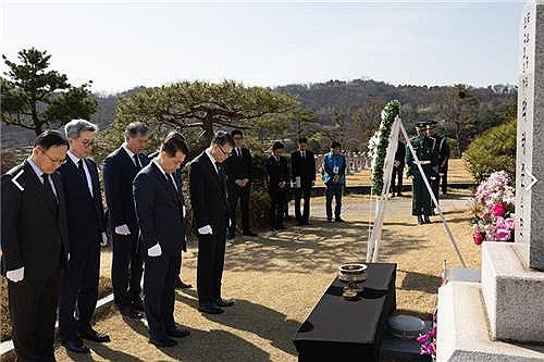박태준 명예회장 묘소 참배하는 장인화 포스코홀딩스 경영진