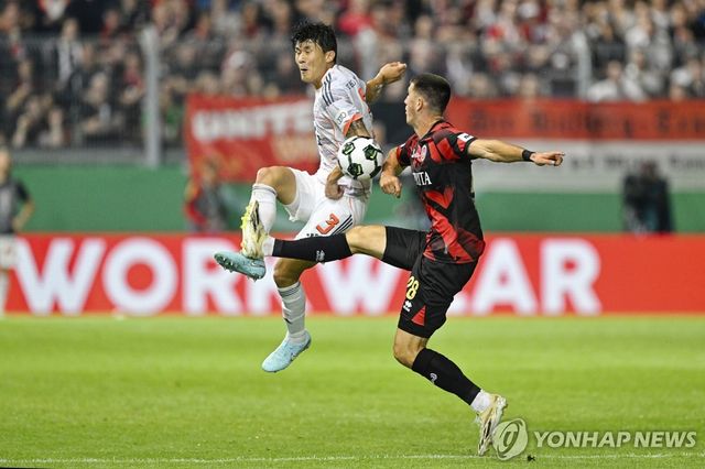 볼을 다투는 바이에른 뮌헨의 수비수 김민재