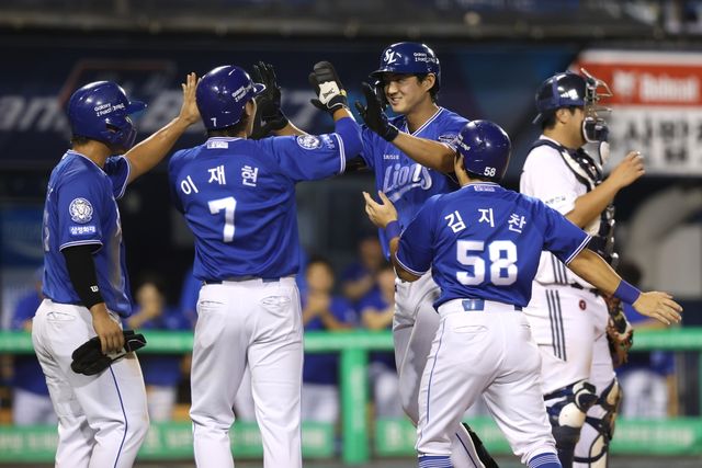 만루 홈런 치고 축하받는 구자욱