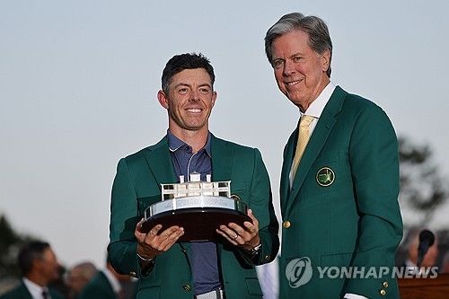 올해 마스터스 우승자 로리 매킬로이와 프레드 리들리 회장.