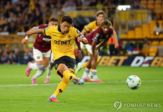 페널티킥 차는 황희찬