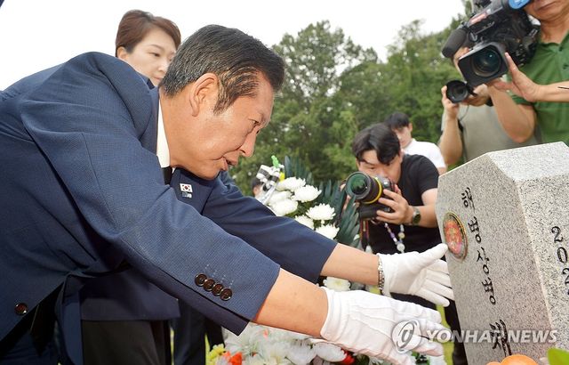 채 상병 묘역 찾은 정청래 대표