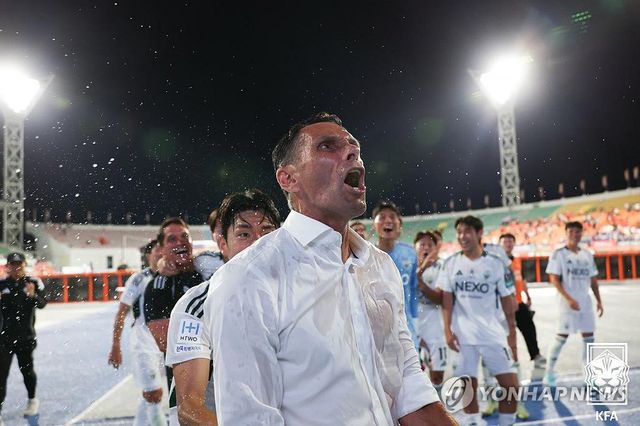 기뻐하는 거스 포옛 감독