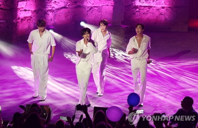 카르타고 국제축제 무대서 공연하는 그룹 B.I.G