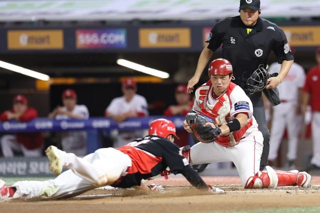 홈으로 파고드는 KIA 김호령(왼쪽)