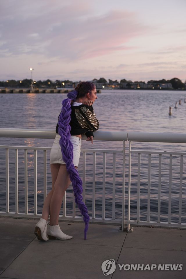 케이팝 데몬 헌터스 주인공으로 분장한 여성