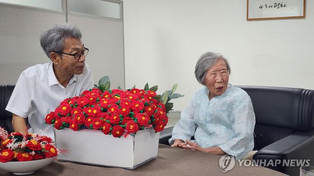 제주4.3 상징 동백꽃 손뜨개 기증한 홍을생씨(오른쪽)