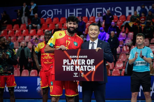 2025년 2월 남자 세계선수권에서 경기 MVP 시상을 맡은 이석 차장(오른쪽).