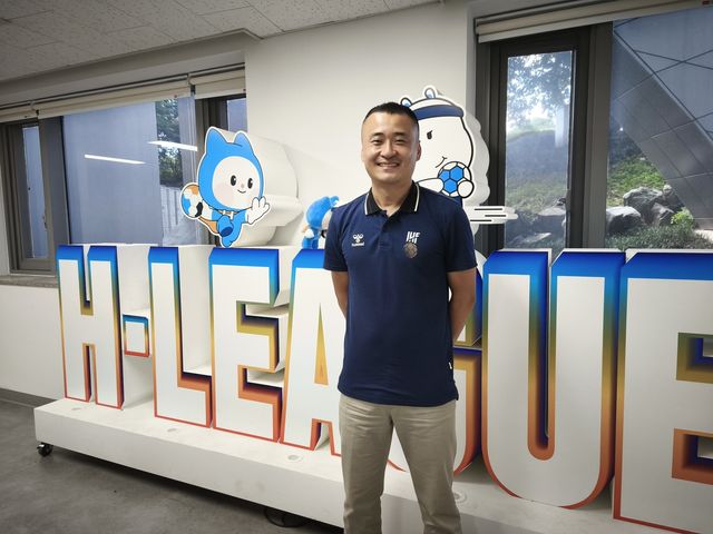 H리그 로고 앞에서 포즈를 취한 이석 차장.