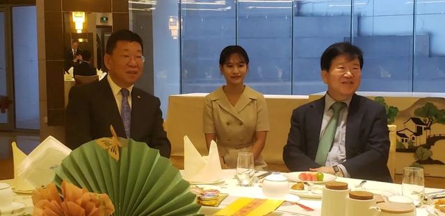 27일 베이징 댜오위타이 국빈관에서 차하얼학회 회장(왼쪽) 만난 박병석 전 국회의