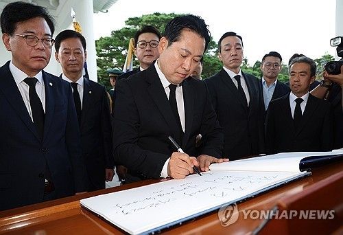 현충원 방명록 작성하는 장동혁 국민의힘 신임 대표