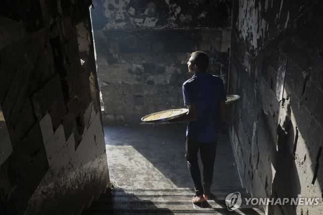 과자를 팔기 위해 피난처 계단을 내려가는 팔레스타인 주민