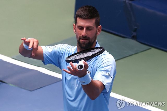 바이올린 세리머니 펼치는 조코비치